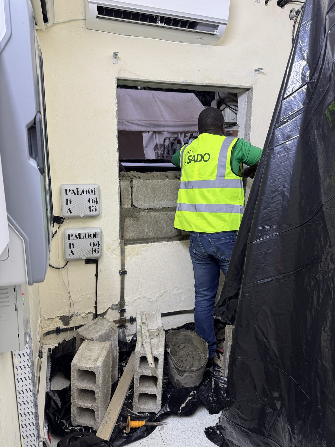 Levée d'un mur dans une salle serveur d'une entreprise locale.